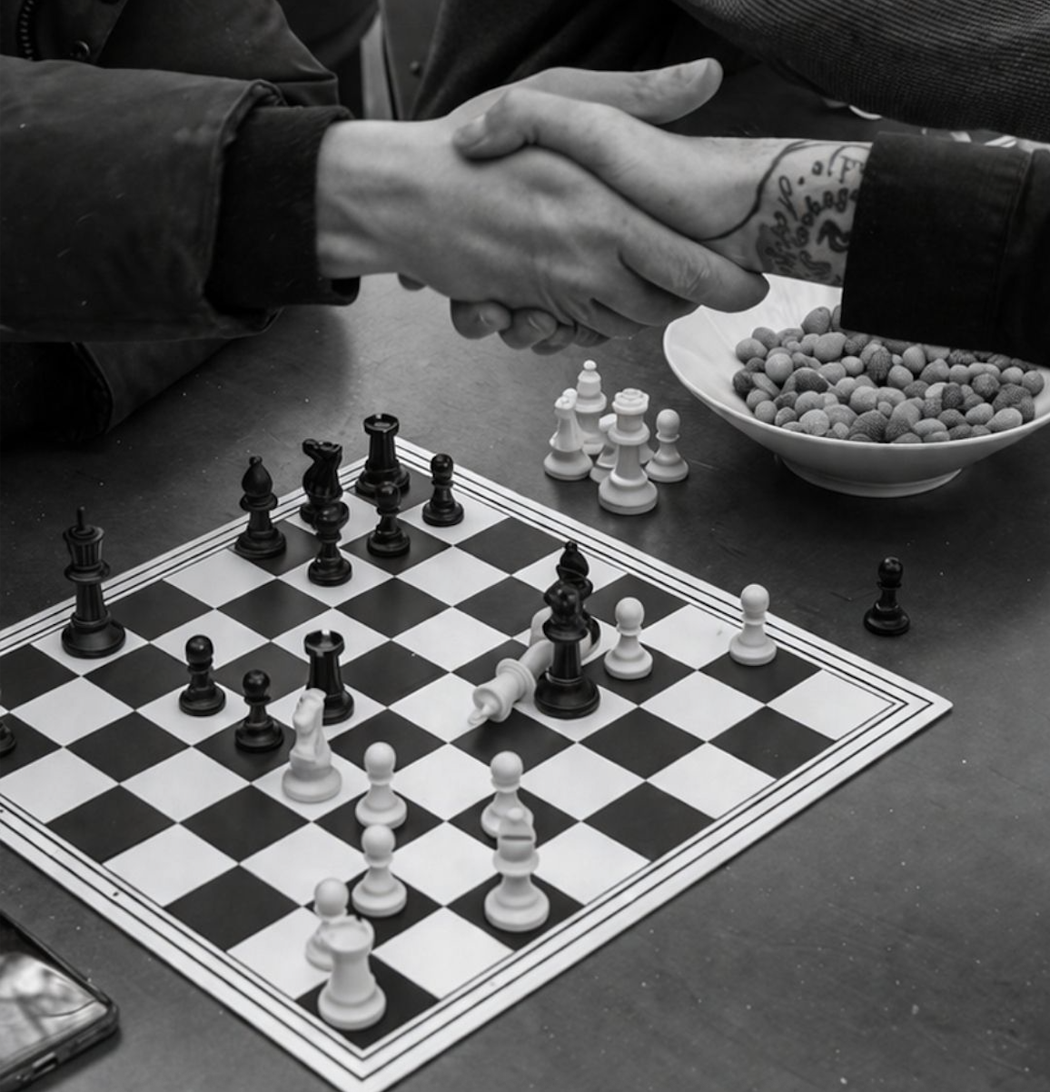 Handdruk boven een schaakbord